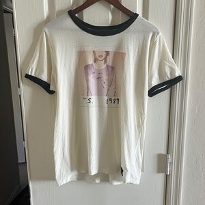 Taylor Swift 1989 Graphic Tee - White and Black